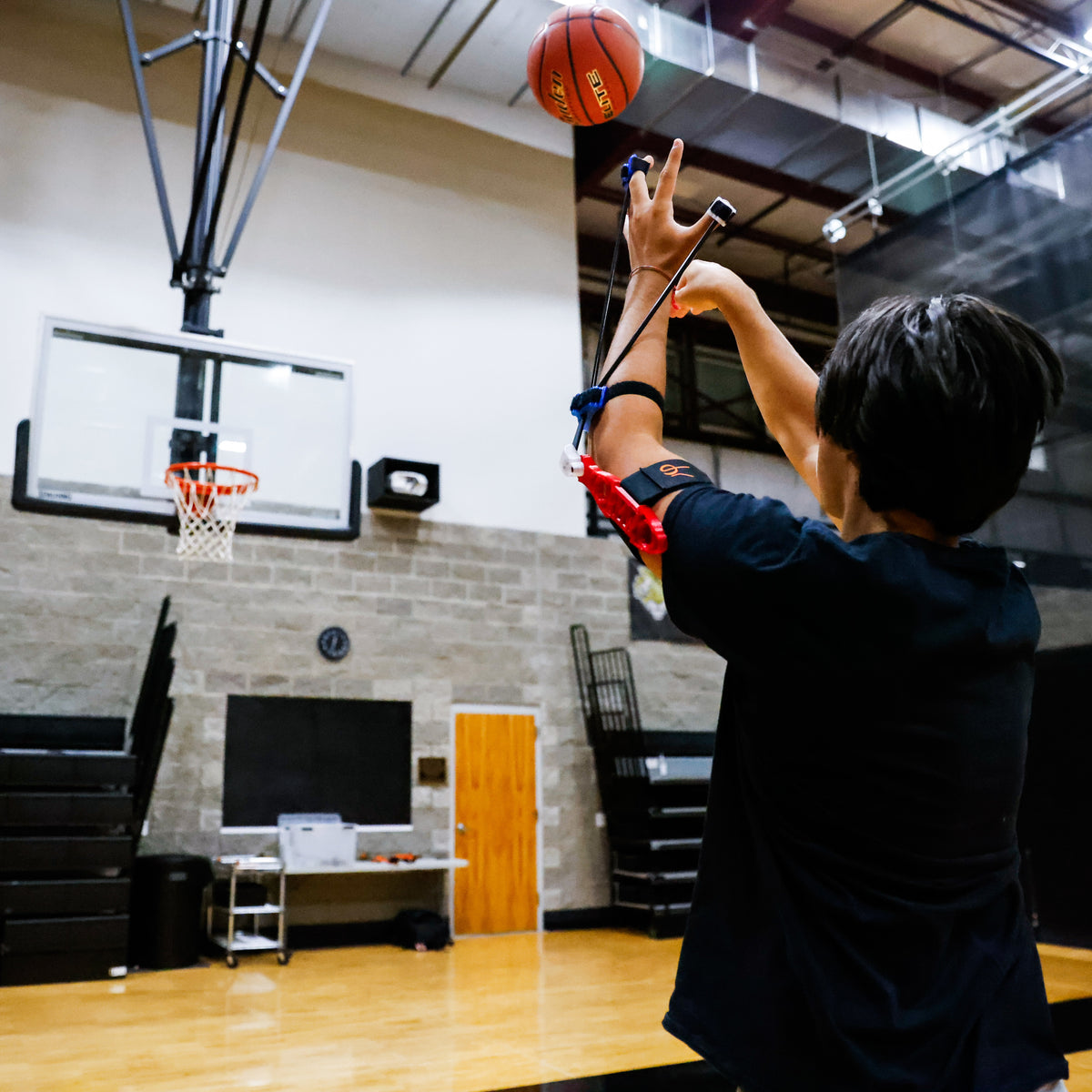 Young player releasing basketball with proper form using Perfec'Shot